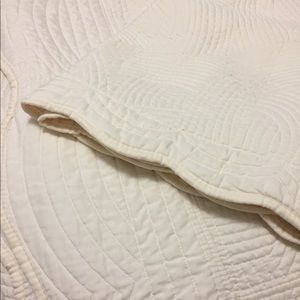 Ivory full/queen quilt with two standard shams